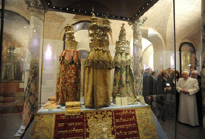 Papež v sinagogi