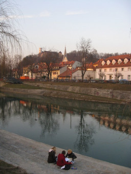 Mladi ob Ljubljanici.