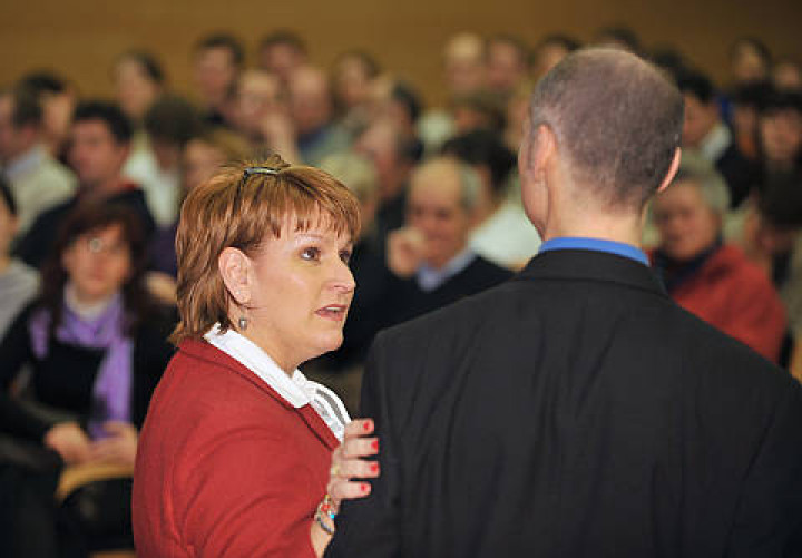 Jayne in Scott Cuidon pred avditorijem viškega Antonovega doma