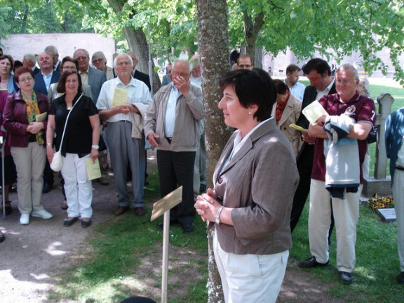 Ministrica Ljudmila Novak pri lipi