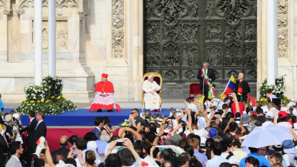 Papež pred milansko katedralo