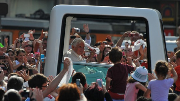 Papež s papamobilom po Milanu