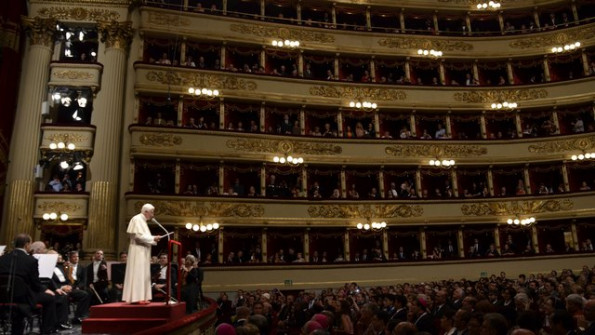Papež v operi nagovoril zbrane