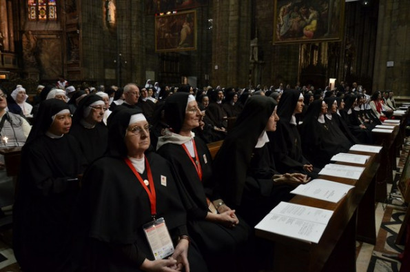Papež molil z duhovniki in redovniki ter redovnicami