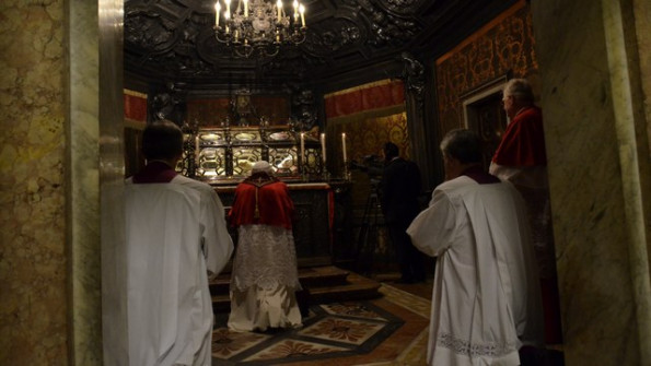 Papež ob grobu sv. Karla Boromejskega