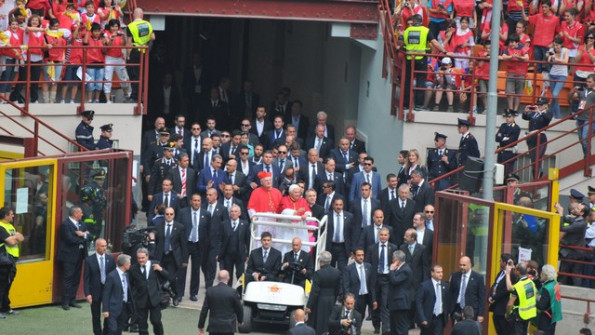 Papež ob prihodu na stadion San Siro