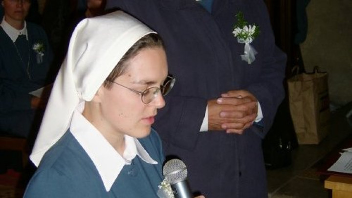 S. Irena Mohorič pri branju zaobljub; foto: Župnija Kranj Zlato polje