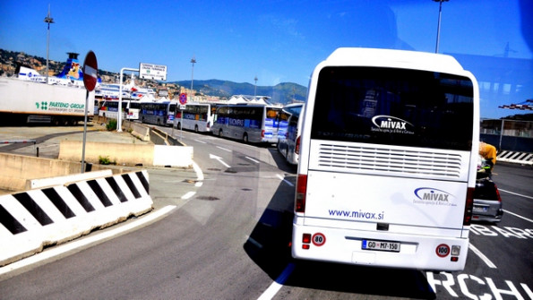 Avtobusi pred vkrcanjem na ladjo