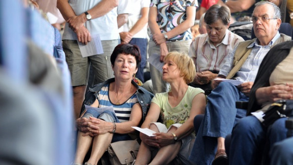 Počitnikarji so se zbrali pri nedeljskem bogoslužju na trajektu