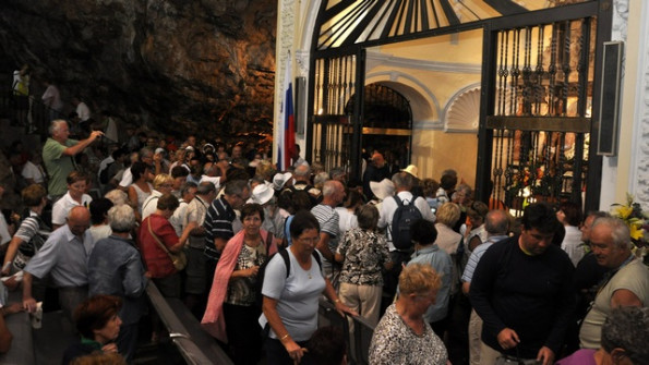 V Sveti votlini