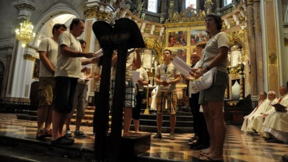 Radijski zborček je vsak dan zapel pri bogoslužju