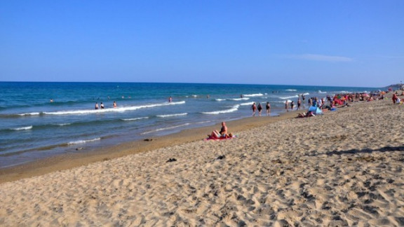 Številni počitnikarji so prosti dan izkoristili za skok v morje ...
