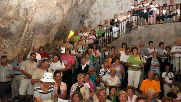 Kapela z milostno podobo se nahaja v globeli 20 metrov pod zemeljskim površjem