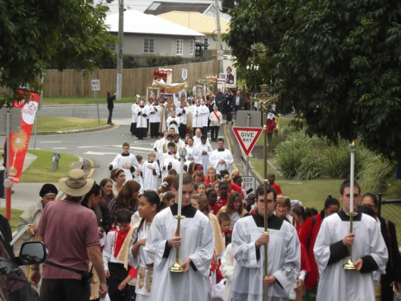 Množica na brisbanski telovski procesiji 2012