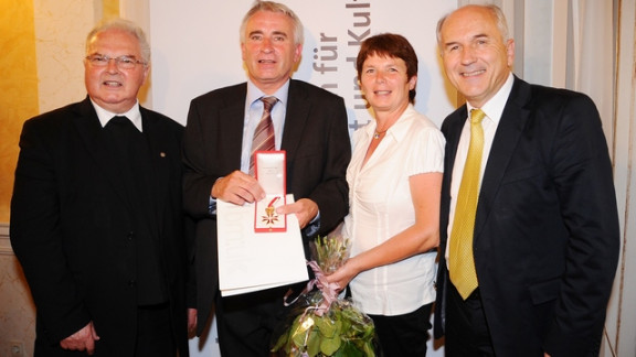 Ob prejemu zlatega častnega znaka (na levi mons. Jože Kopeinig, na desni dr. Valentin Inzko)