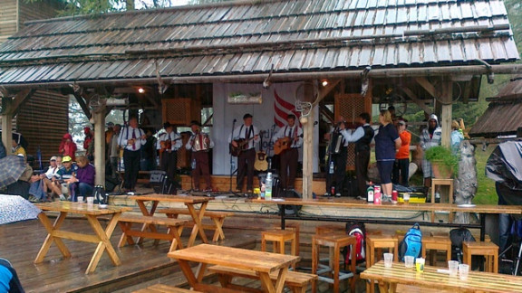 Kljub dežju so nam peli in igrali Prifarski muzikanti