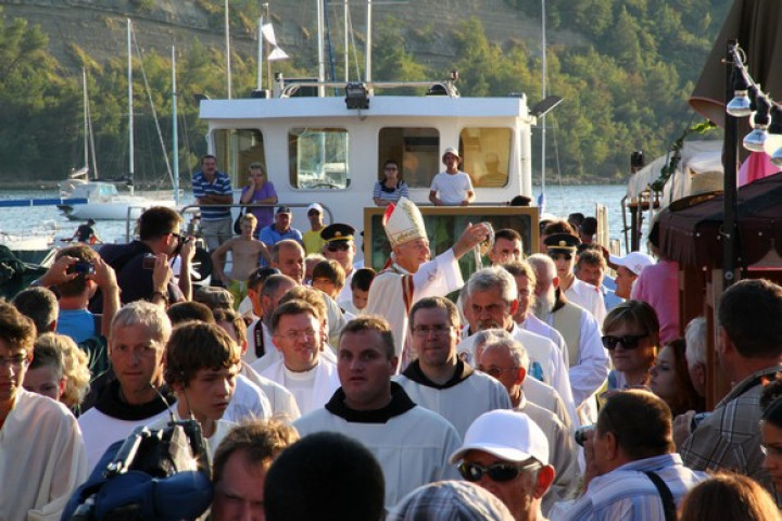 Procesijo z milostno podobo je vodil škof Jurij Bizjak