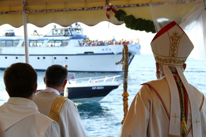 Procesijo z barkami je spremljalo mnogo romarjev