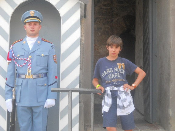 Fotografirali so se s stražniki