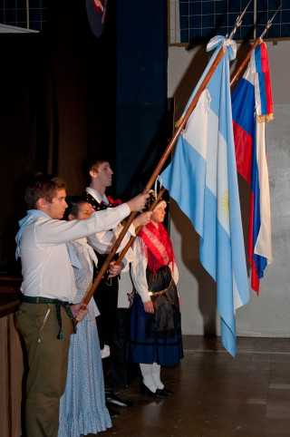 Zastavi na praznovanju. Tipični argentinski obred.