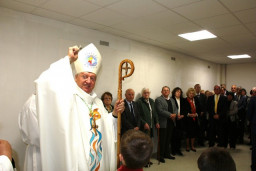 Nadškof Alojz Uran blagoslavlja prostore nove kapele v Slovenskem domu v Parizu