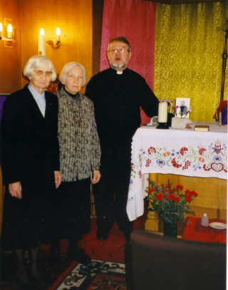 Pokojna sestra Anges Žužek - prva z leve