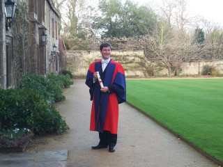 Mark Theobald sin Francke Rehberger Theobald je 3. marca 2012 prejel DPhil doktorat na univerzi v Oxfordu