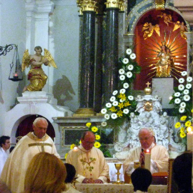 Kardinal Sodano, apostolski nuncij in koprski škof pri daritvi.