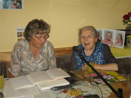 Malčka in njena 86-letna teta Rozika Javornik