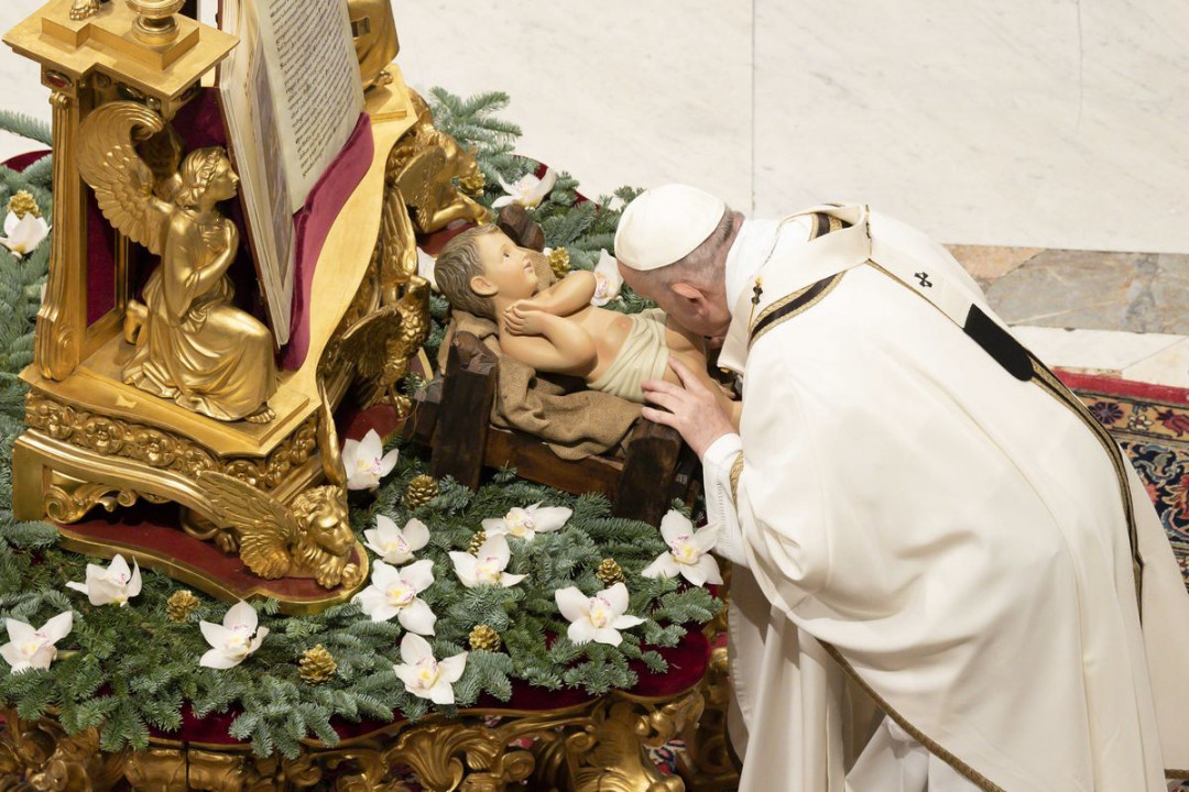 Papež počastil Novorojenega Jezusa