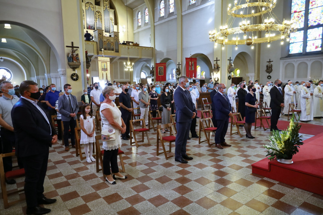 Udeleženci pri sveti maši v murskosoboški stolnici