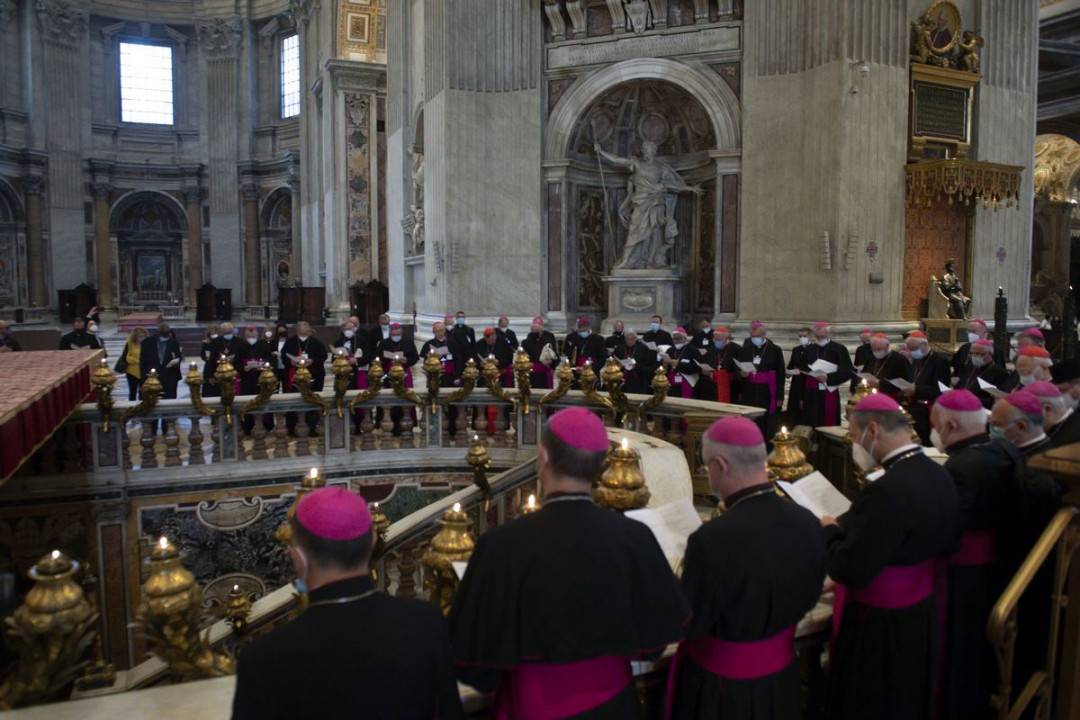Evropski škofje izpovedujejo vero ob grobu apostola Petra