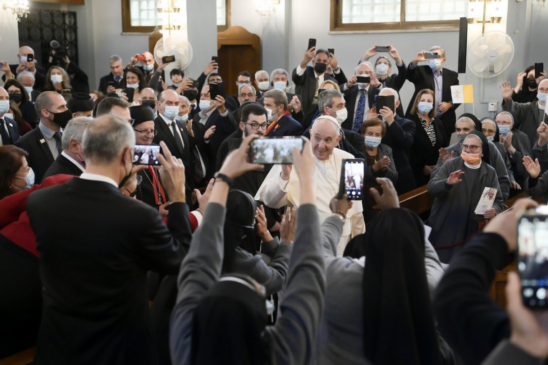 Papež pozdravlja posvečene in predstavnike gibanj v katedrali v Nikoziji