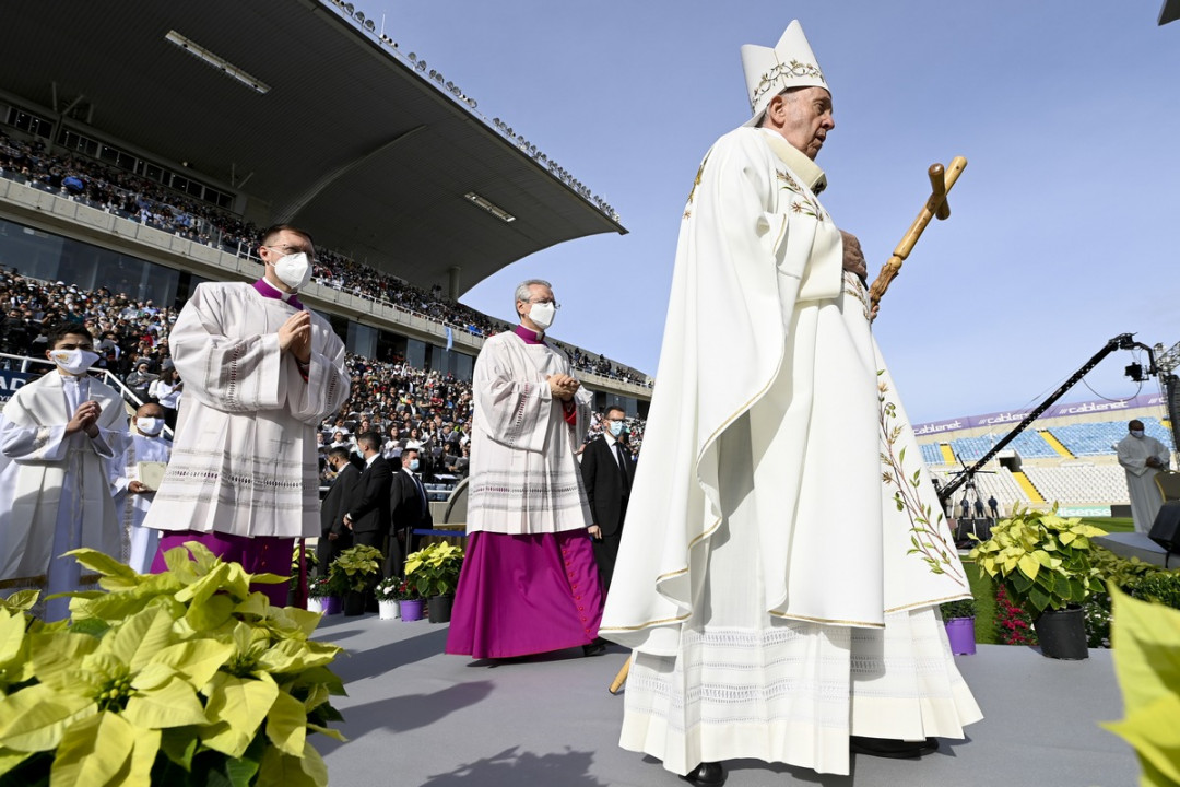 Papež ob začetku svete maše na stadionu v Cipru