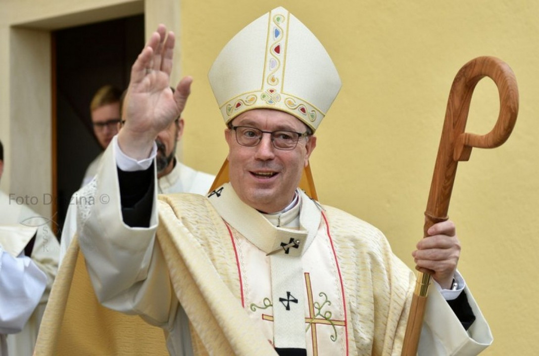 Nadškof Alojzij Cvikl pred vstajenjsko sveto mašo