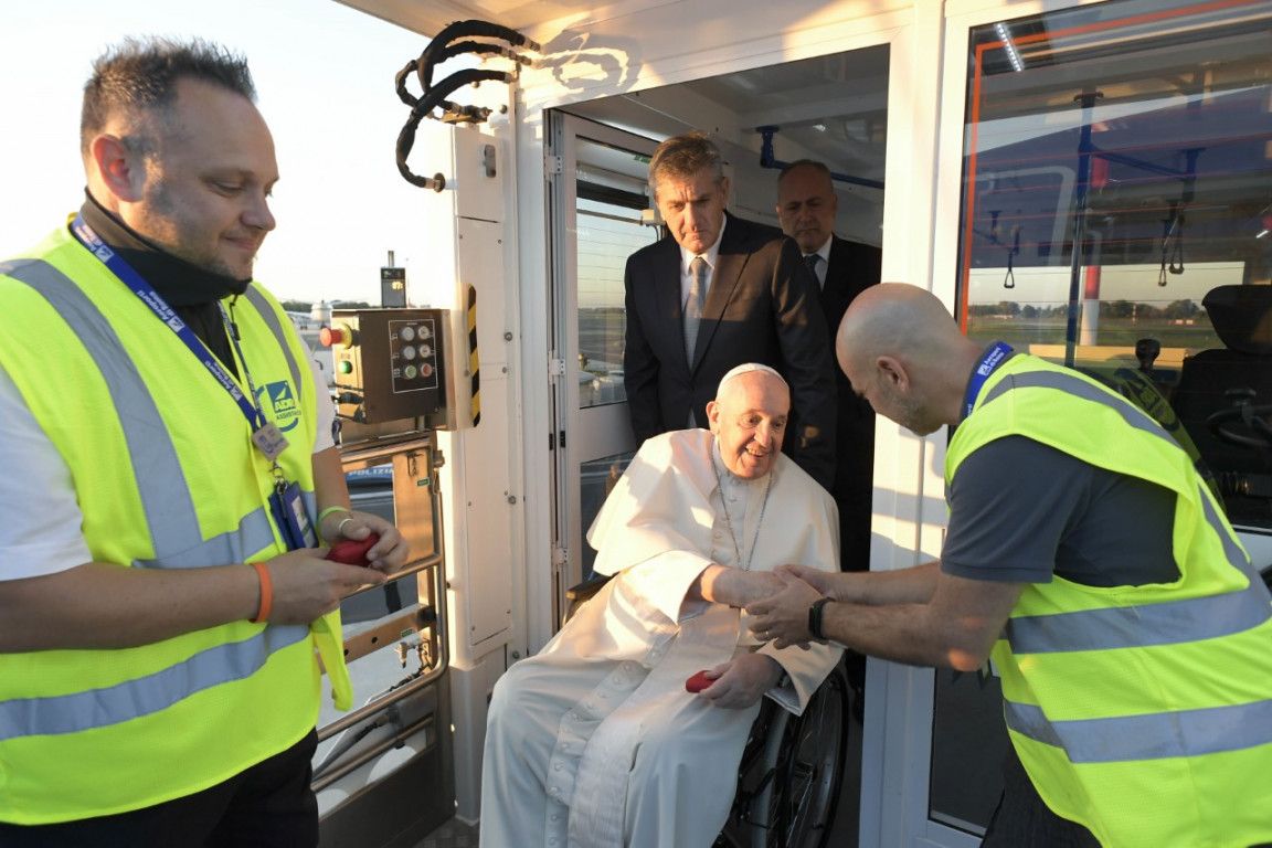 Papež pred odhodom iz Rima pozdravlja zaposlene na letališču