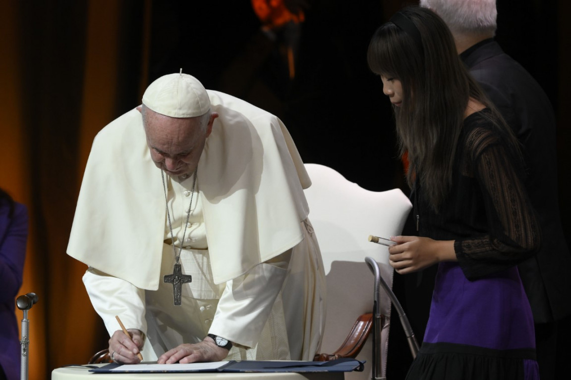 Papež je z mladimi podpisal pakt o novi evangeljski ekonomiji