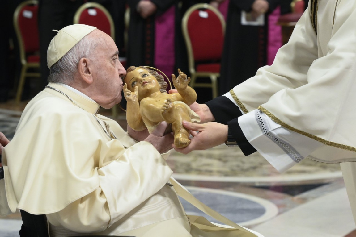 Papež je počastil Dete Jezusa