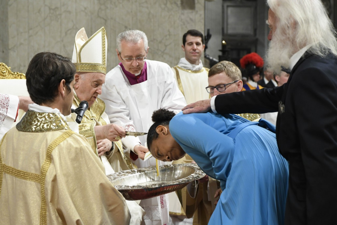 Papež je med vigilijo krstil osem katehumenov