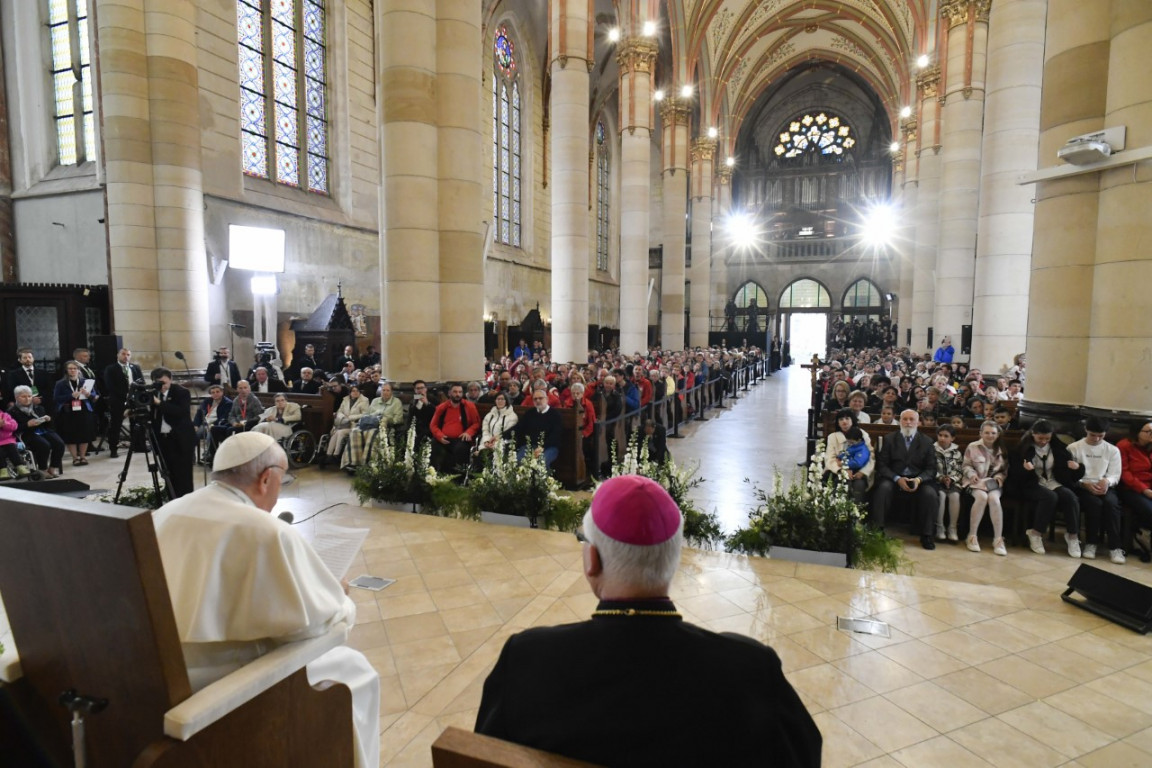 Srečanje papeža z ubogimi in begunci v cerkvi sv. Elizabete