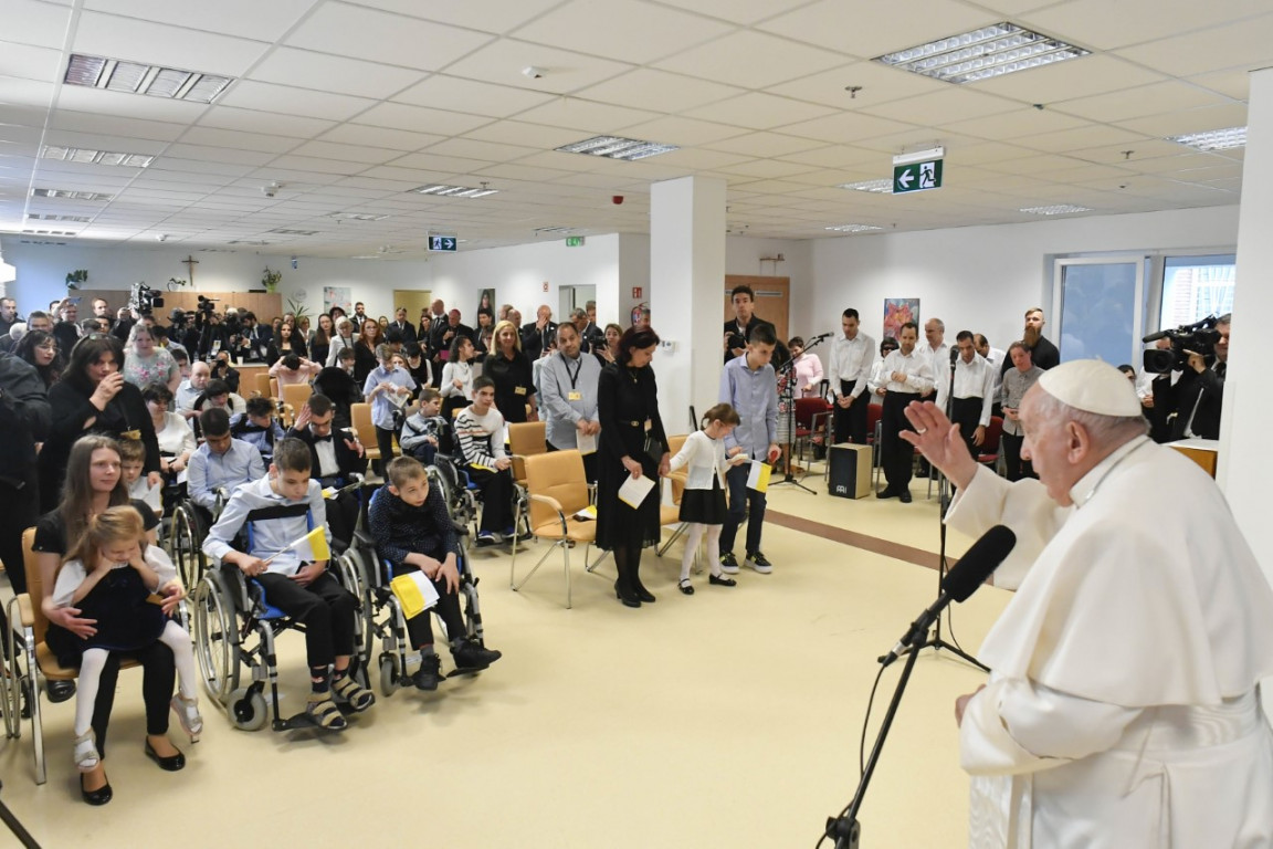 Papeževo srečanje s slepimi in prizadetimi otroki