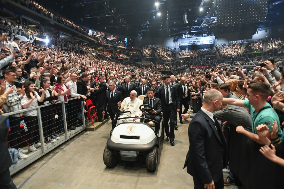 Mladi so z veseljem sprejeli papeža