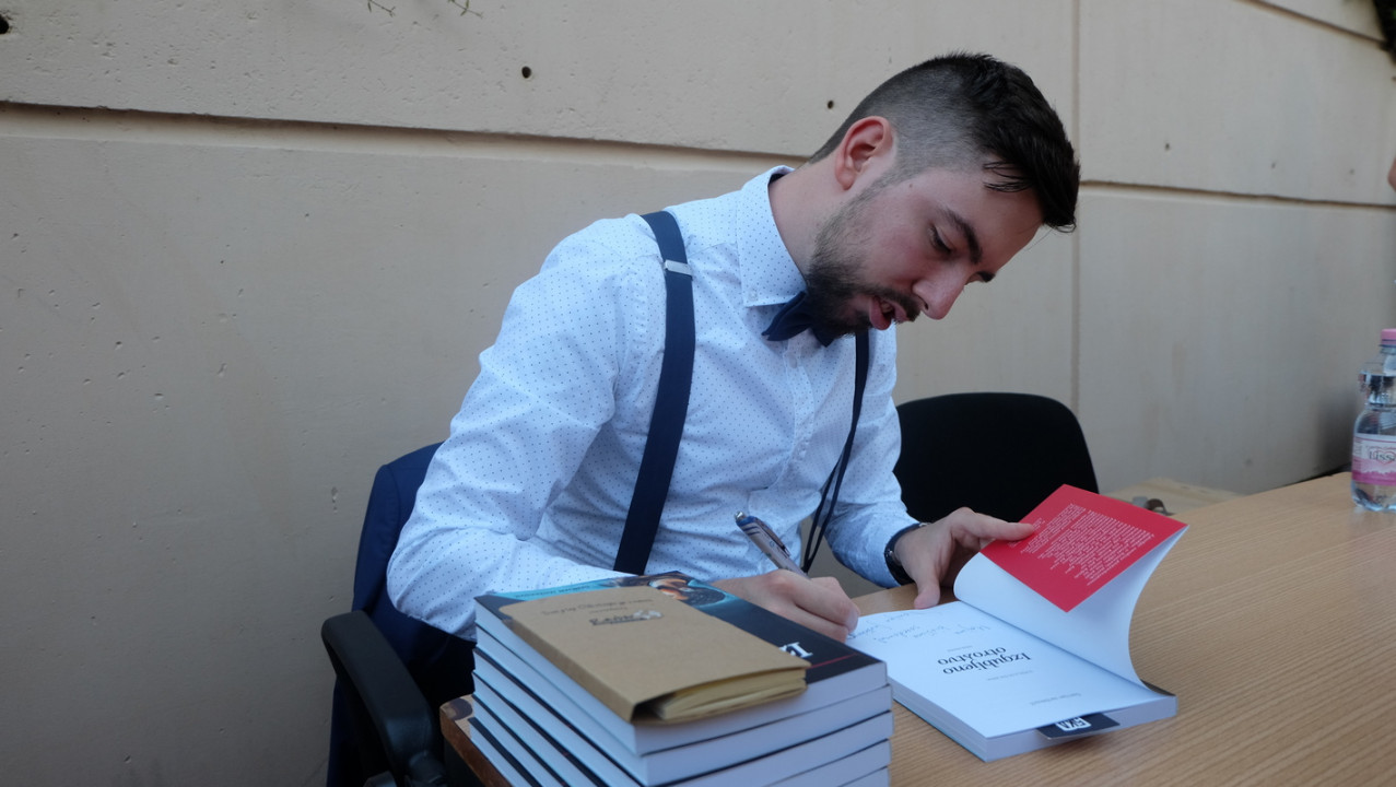 Damijan Janžekovič podpisuje svojo knjigo