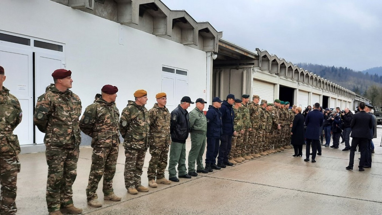 Predsednica države in vrhovna poveljnica obrambnih sil pozdravlja predstavnike Slovenske vojske