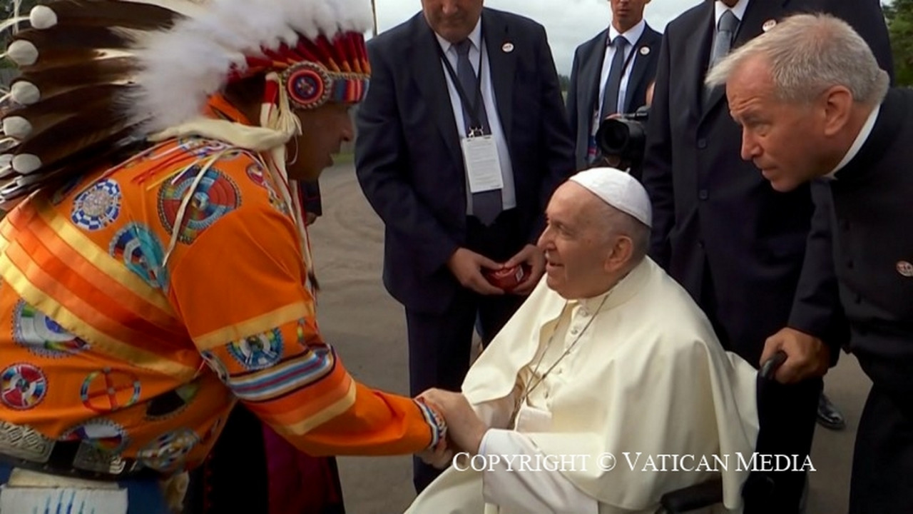 Papež pozdravlja enega od štirih poglavarjev