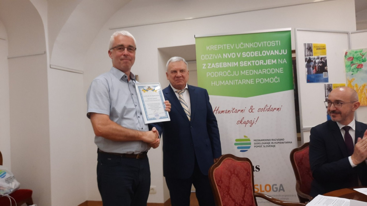 Ukrajinski veleposlanik je generalnemu tajniku Slovenske Karitas podelil priznanje za vse opravljeno delo.