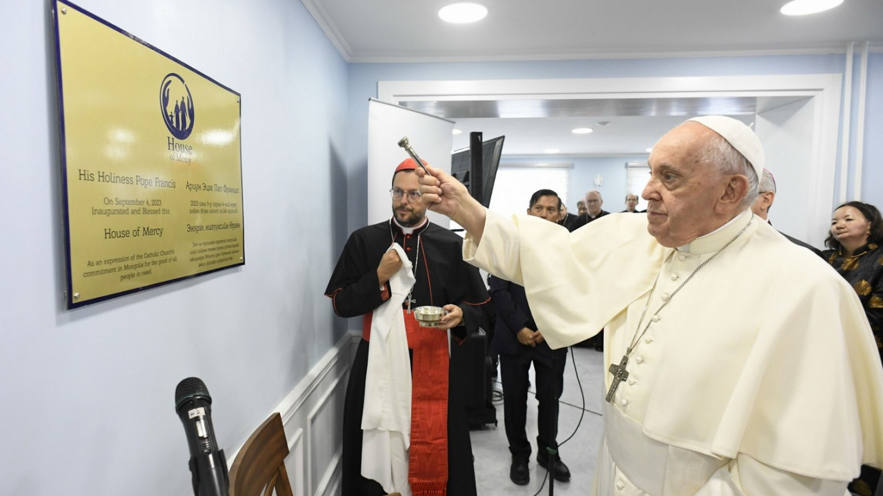 Papež blagoslavlja Hišo usmiljenja
