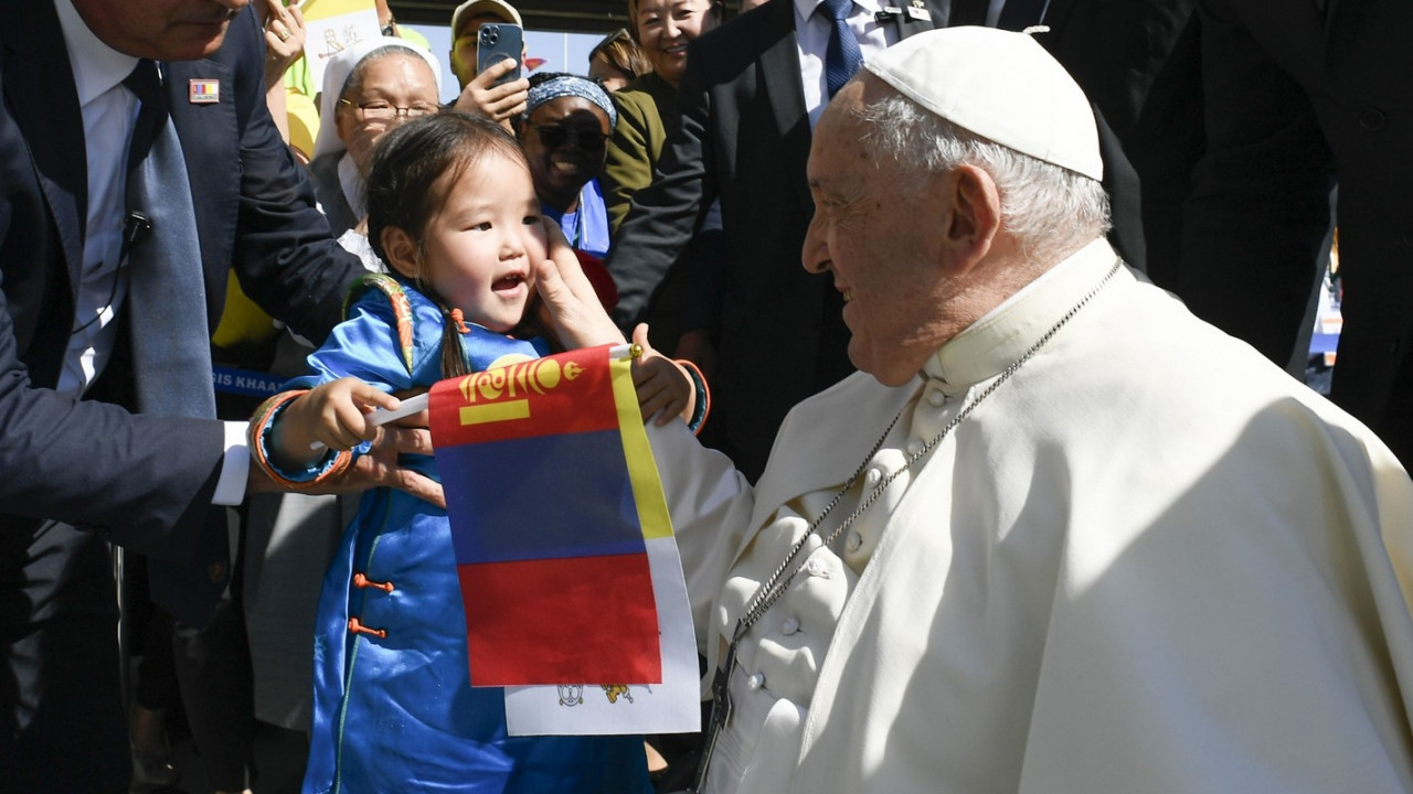 Papež pozdravlja otroke ob odhodu iz Mongolije