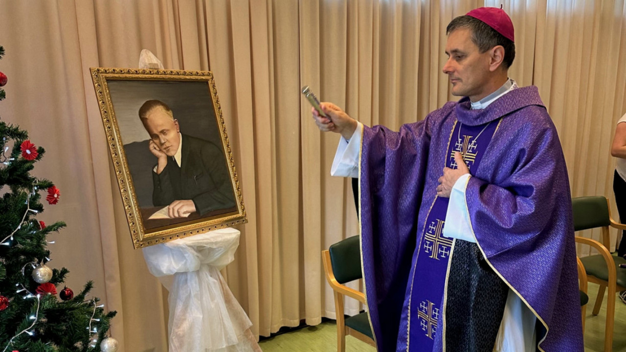 Škof Saje blagoslavlja sliko bl. Alojzija Grozdeta
