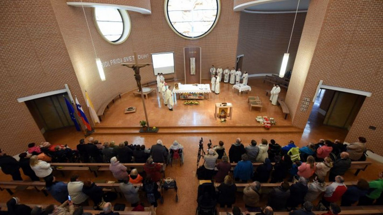 Sveta maša v cerkvi v Podutiku